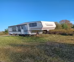 30 foot 5th wheel camper good shape. $3500 o.b.o