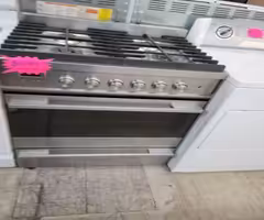Fisher Paykel 30" Like New Gas Range With Convection Fan / Warranty