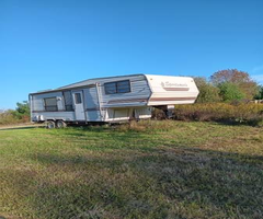 1988 30 foot 5th wheel camper good shape. $3500 o.b.o